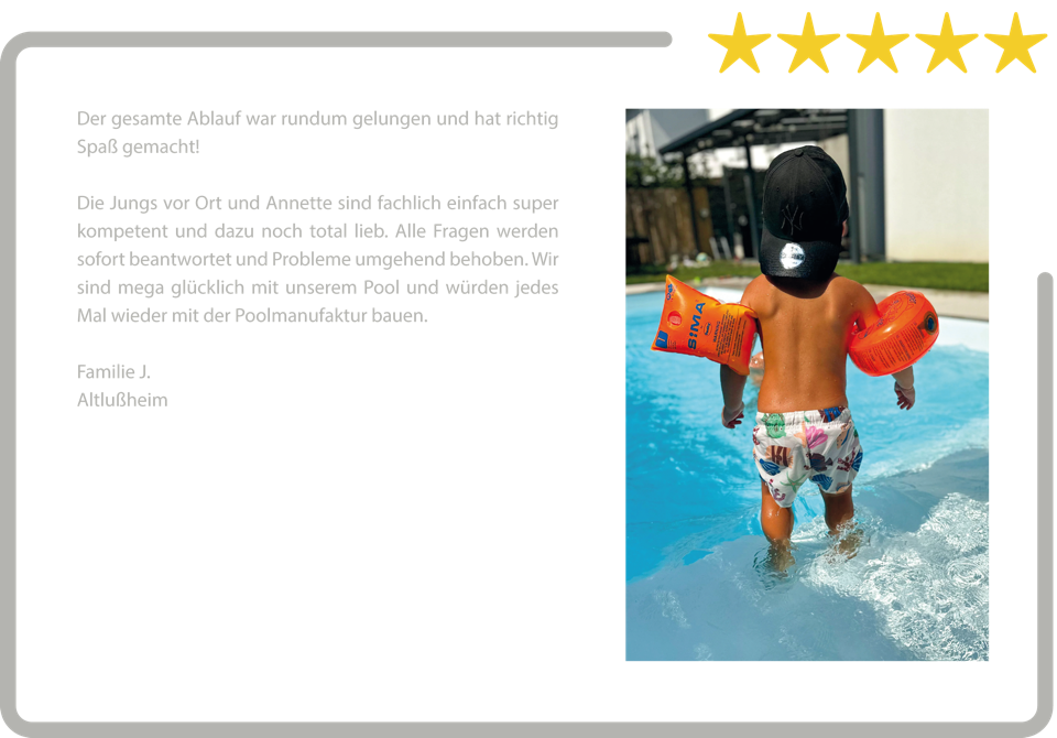 Ein Kind mit Schwimmflügeln steht in einem Pool. Links daneben ist Text und oben rechts sind fünf gelbe Sterne.